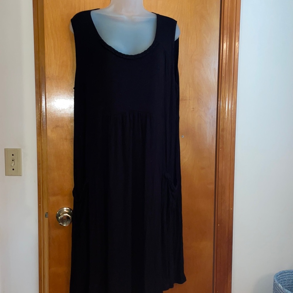 Black sleeveless casual dress